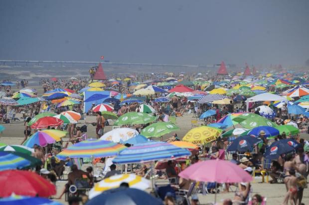Domingo de sol e calor tem praia cheia no Litoral Norte Ricardo Duarte/ Domingo de sol e calor tem praia cheia no Litoral Norte Ricardo Duarte/