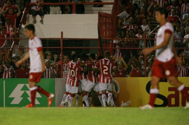 Inter é goleado por 3 a 0 e dá vexame nos Aflitos Otávio de Souza,Futura Press/Estadão Conteúdo Inter é goleado por 3 a 0 e dá vexame nos Aflitos Otávio de Souza,Futura Press/Estadão Conteúdo