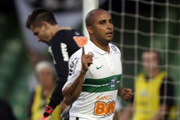 Coxa vence e Galo fica a nove pontos da ponta Walter Alves/Gazeta do Povo