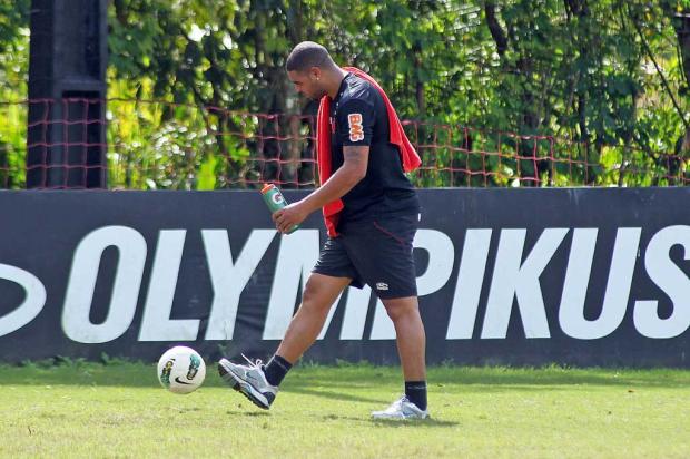 Em nota oficial, Adriano afirma que só volta aos gramados em 2013 Maurício Val/VIPCOMM/ Em nota oficial, Adriano afirma que só volta aos gramados em 2013 Maurício Val/VIPCOMM/