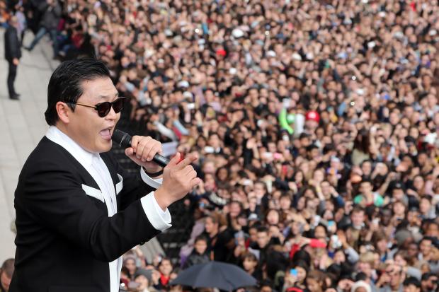 Psy canta e dança 'Gangnam Style' com 20 mil pessoas em Paris THOMAS SAMSON/AFP Psy canta e dança 'Gangnam Style' com 20 mil pessoas em Paris THOMAS SAMSON/AFP