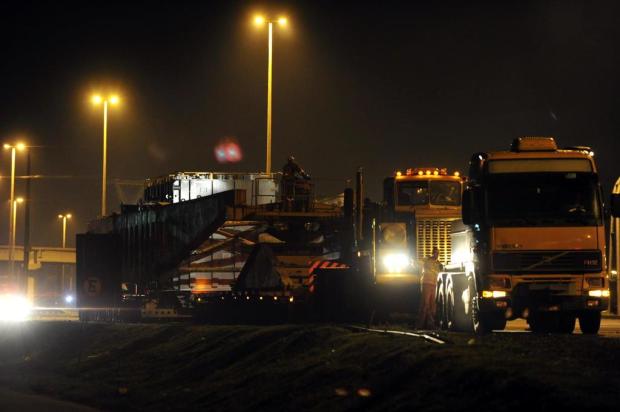 Transformador de 120 toneladas é transportado de Esteio a Porto Alegre Bruno Alencastro/Agencia RBS