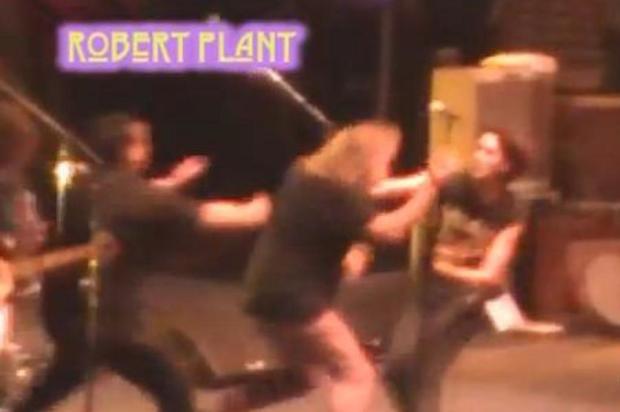 Robert Plant é derrubado por fã em show na Argentina YouTube/Reprodução Robert Plant é derrubado por fã em show na Argentina YouTube/Reprodução