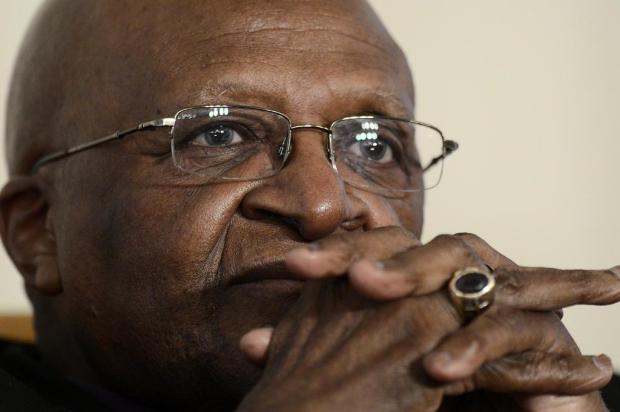 Desmond Tutu denuncia o casamento forçado de meninas na África STEPHANE DE SAKUTIN/AFP