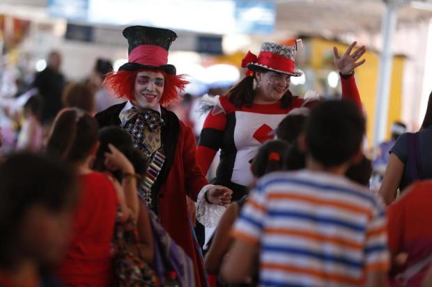Chapeleiro Maluco e Carta de Copas recepcionam a criançada na Feira do Livro Felix Zucco/Agencia RBS
