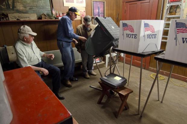 Primeiros centros de votação fecham nos Estados Unidos John Flavell/AP Photo
