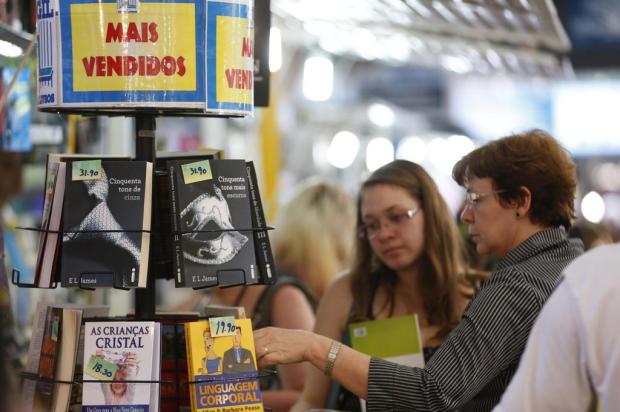 ZH percorre as bancas para descobrir os livros mais procurados Félix Zucco/Agencia RBS ZH percorre as bancas para descobrir os livros mais procurados Félix Zucco/Agencia RBS