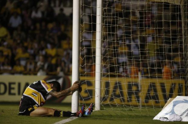 Criciúma e Goiás desperdiçam chance de garantir vaga antecipada na Série A Maurício Vieira/Agencia RBS Criciúma e Goiás desperdiçam chance de garantir vaga antecipada na Série A Maurício Vieira/Agencia RBS