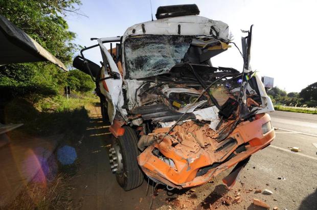 Motorista fica gravemente ferido em colisão traseira entre caminhões na BR-101 Ronaldo Bernardi/Agencia RBS