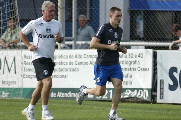 Após pouco mais de quatro meses, Fábio Aurélio volta a treinar com o grupo do Grêmio  Wesley Santos, PressDigital/