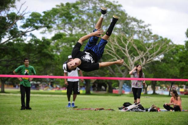 Grupo pratica slackline no Parque Marinha do Brasil, na Capital Ronaldo Bernardi/Agencia RBS Grupo pratica slackline no Parque Marinha do Brasil, na Capital Ronaldo Bernardi/Agencia RBS