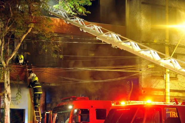 Bombeiros resgatam moradores de prédio que pegou fogo na Capital Bruno Alencastro/Agencia RBS