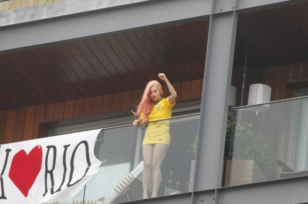 Lady Gaga aparece na janela de hotel com camisa da seleção Delson e Gabriel Reis/AGNews Lady Gaga aparece na janela de hotel com camisa da seleção Delson e Gabriel Reis/AGNews