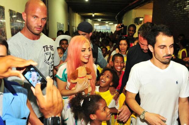 Lady Gaga canta 'Born this Way' com crianças da favela do Cantagalo João Miguel/TV Globo/Divulgação