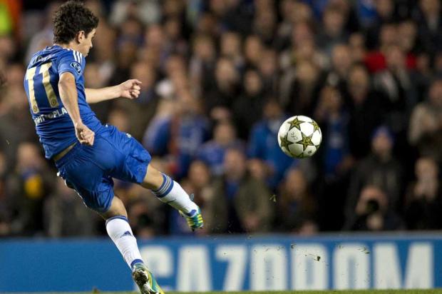 Feliz na Inglaterra, Oscar destaca estilo de jogo do Chelsea AFP PHOTO / ADRIAN DENNIS/ Feliz na Inglaterra, Oscar destaca estilo de jogo do Chelsea AFP PHOTO / ADRIAN DENNIS/