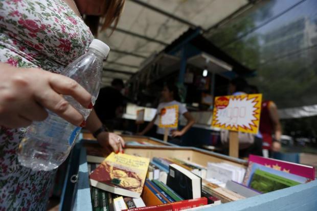 Muita água para suportar o calor no penúltimo dia da Feira Félix Zucco/Agencia RBS Muita água para suportar o calor no penúltimo dia da Feira Félix Zucco/Agencia RBS