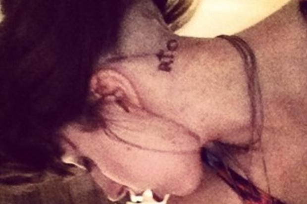 Depois de se apresentar na Cidade Maravilhosa, Lady Gaga tatua "Rio" no pescoço Reprodução/Reprodução Depois de se apresentar na Cidade Maravilhosa, Lady Gaga tatua "Rio" no pescoço Reprodução/Reprodução