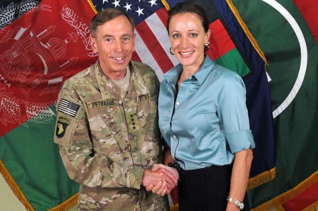 Chefe da CIA renunciou por trair mulher com biógrafa, dizem oficiais Otan/AFP Chefe da CIA renunciou por trair mulher com biógrafa, dizem oficiais Otan/AFP