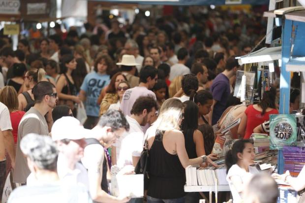 Calor dá trégua e público lota a Praça no último dia da Feira Félix Zucco/Agencia RBS Calor dá trégua e público lota a Praça no último dia da Feira Félix Zucco/Agencia RBS