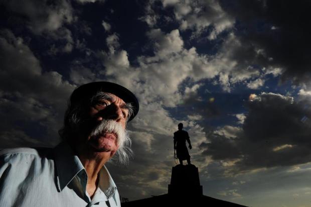 Paixão Côrtes aponta problemas no monumento O Laçador Ricardo Duarte/Agencia RBS Paixão Côrtes aponta problemas no monumento O Laçador Ricardo Duarte/Agencia RBS