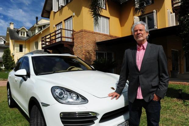 Tadeu Oliveira, o intermediador e o empresário em meio aos olheiros Fernando Gomes/Agencia RBS