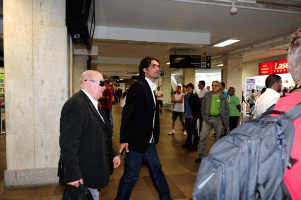 Fernandão recebe aplausos irônicos de torcedores gremistas no desembarque do Inter Ronaldo Bernardi/Agência RBS/ Fernandão recebe aplausos irônicos de torcedores gremistas no desembarque do Inter Ronaldo Bernardi/Agência RBS/