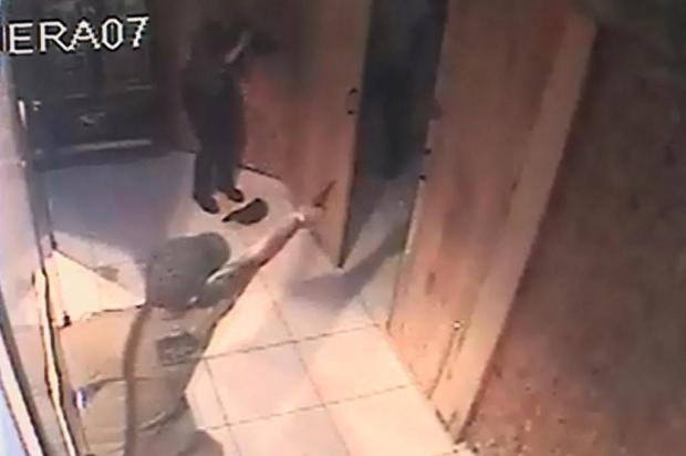 Câmeras de segurança flagram tiroteio em casa noturna de São Francisco do Sul Vigilância/Câmera