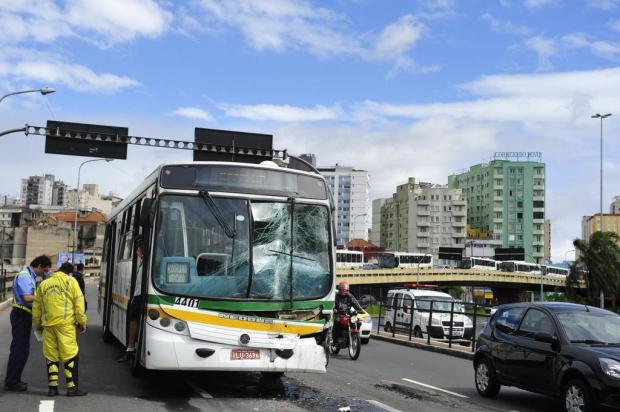 Acidente com três ônibus deixa nove feridos na Capital Andréa Graiz/Agencia RBS Acidente com três ônibus deixa nove feridos na Capital Andréa Graiz/Agencia RBS