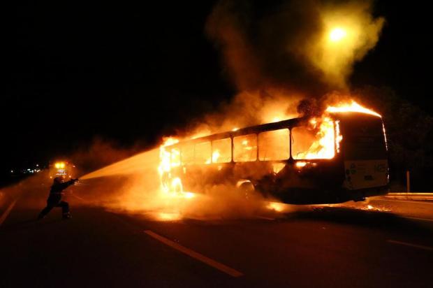 Ônibus é incendiado por bandidos no norte de Florianópolis Cristiano Estrela/Agencia RBS