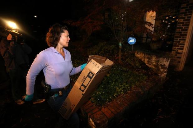Agentes do FBI revistam casa de biógrafa e suposta amante de ex-diretor da CIA Streeter Lecka/Getty Images/AFP