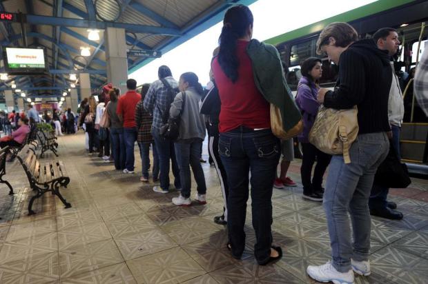 População segue rotina normal pós ataques contra ônibus no norte da Ilha de Florianópolis Guto Kuerten/Agencia RBS População segue rotina normal pós ataques contra ônibus no norte da Ilha de Florianópolis Guto Kuerten/Agencia RBS