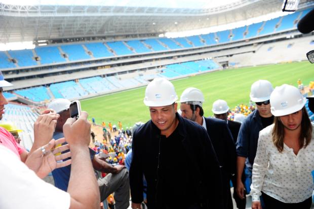 Ronaldo visita a Arena e presença do ídolo gera tumulto entre operários Mauro Vieira/