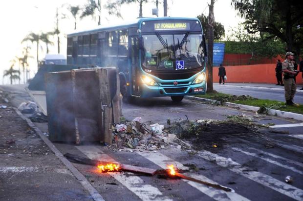 Contêineres de lixo são incendiados nas margens da avenida Ivo Silveira Cristiano Estrela/Agencia RBS