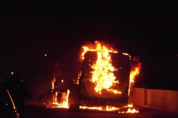 Mais um ônibus é incendiado por criminosos no Norte da Ilha de SC Laleska de Quadros Grieger/Divulgação Mais um ônibus é incendiado por criminosos no Norte da Ilha de SC Laleska de Quadros Grieger/Divulgação