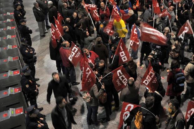 Espanha e Portugal promovem greve geral de 24 horas Lluis Gene/AFP Espanha e Portugal promovem greve geral de 24 horas Lluis Gene/AFP