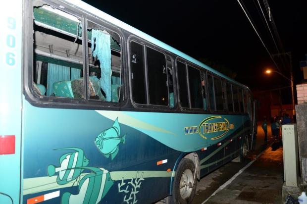 Ônibus são incendiados nesta terça-feira em Navegantes, Litoral Norte de SC Rafaela Martins/Agencia RBS Ônibus são incendiados nesta terça-feira em Navegantes, Litoral Norte de SC Rafaela Martins/Agencia RBS
