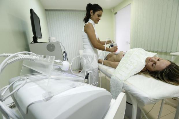 Cosmetologia e Estética reúne teoria e prática em prol do cuidado com o corpo Flávio Neves/Agencia RBS Cosmetologia e Estética reúne teoria e prática em prol do cuidado com o corpo Flávio Neves/Agencia RBS