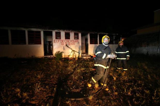 Prédio de escola é incendiado no Norte da Ilha de SC Flávio Neves/Agencia RBS