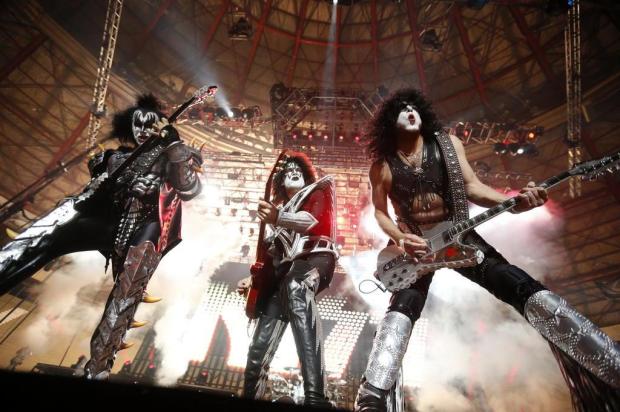 Kiss compensa atraso de mais de duas horas com show apoteótico Félix Zucco/Agencia RBS Kiss compensa atraso de mais de duas horas com show apoteótico Félix Zucco/Agencia RBS