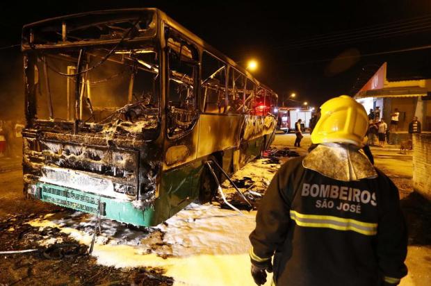 Ataque a ônibus deixa feridos e provoca medo entre moradores de Palhoça Cristiano Estrela/Agencia RBS
