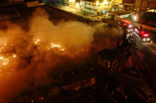 Incêndio em favela na zona leste de São Paulo atinge uma centena de barracos TONNY CAMPOS/FUTURA PRESS/ESTADÃO CONTEÚDO
