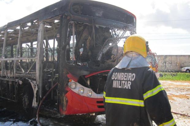 Ônibus é incendiado no Bairro Salseiros, em Itajaí, nesta quinta-feira Dagmara Spautz/Agência RBS