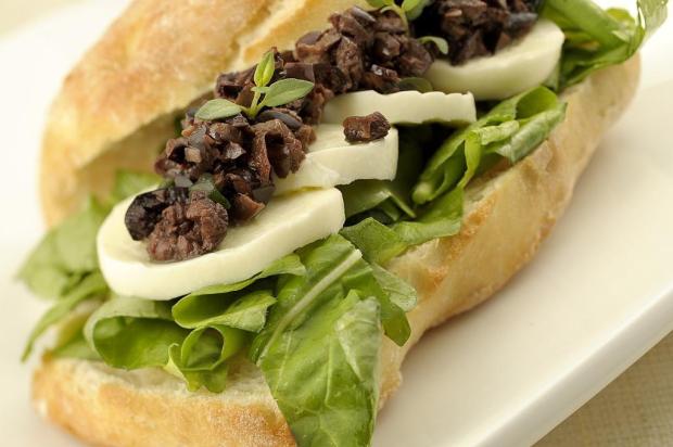 Prepare um sanduíche com mussarela de búfala e pasta de azeitona tabasco/divulgação Prepare um sanduíche com mussarela de búfala e pasta de azeitona tabasco/divulgação