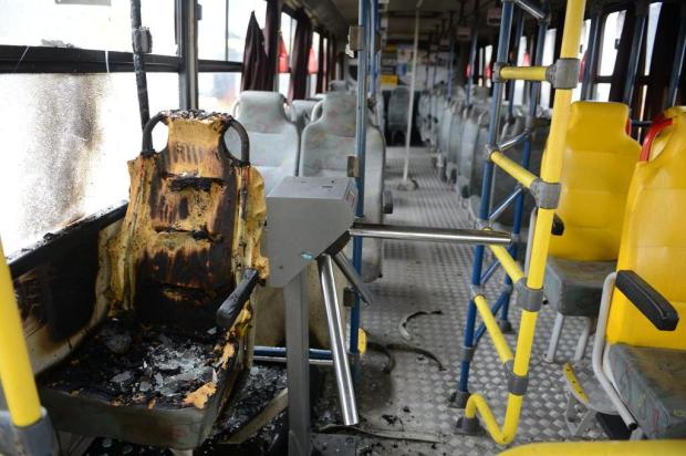 Homens incendeiam ônibus e trocam tiros com a polícia em Itapema, no Litoral Norte de SC Rafaela Martins/Agencia RBS Homens incendeiam ônibus e trocam tiros com a polícia em Itapema, no Litoral Norte de SC Rafaela Martins/Agencia RBS