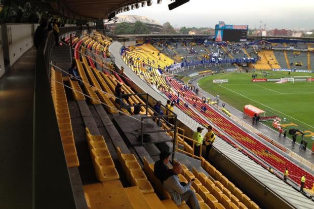 Duas horas antes de Millonarios x Grêmio, torcida toma estádio El Campín Luís Henrique Benfica/Agencia RBS Duas horas antes de Millonarios x Grêmio, torcida toma estádio El Campín Luís Henrique Benfica/Agencia RBS