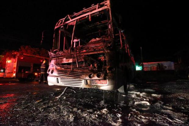 Ônibus é incendiado dentro de garagem na Grande Florianópolis Cristiano Estrela/Agencia RBS