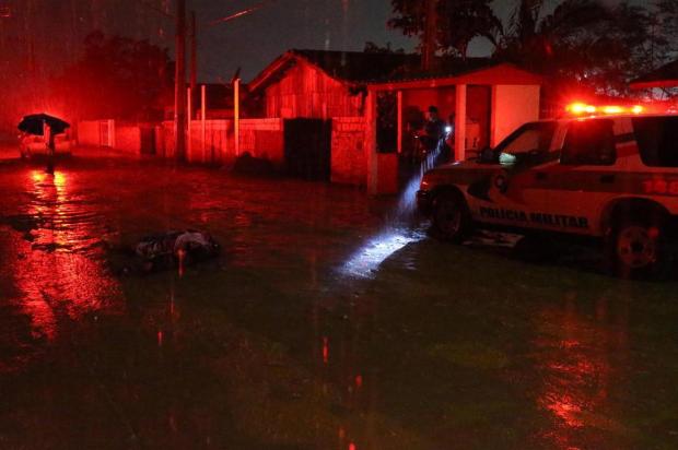 Dois suspeitos de planejar atentados contra policiais em Santa Catarina são mortos em tiroteio Cristiano Estrela/Agencia RBS Dois suspeitos de planejar atentados contra policiais em Santa Catarina são mortos em tiroteio Cristiano Estrela/Agencia RBS