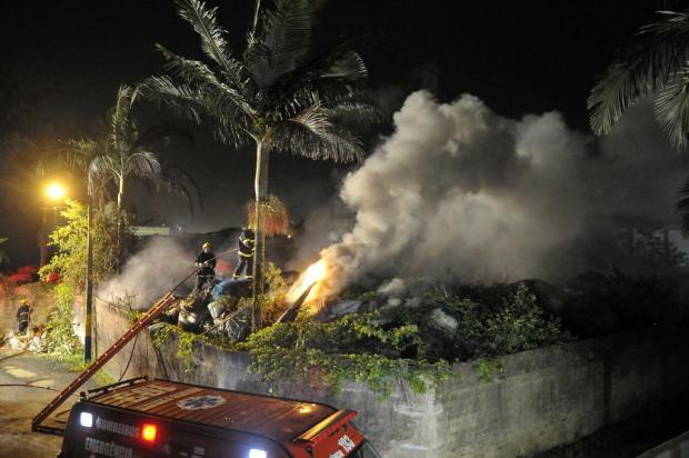 Polícia suspeita que incêndio em fábrica de cordas em Navegantes tenha sido criminoso Leo Munhoz/Agência RBS Polícia suspeita que incêndio em fábrica de cordas em Navegantes tenha sido criminoso Leo Munhoz/Agência RBS