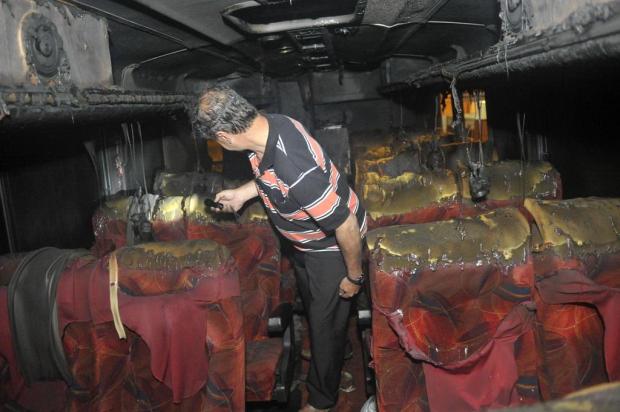 Ônibus de turismo é incendiado em Itapema, no Litoral Norte de SC Leo Munhoz/Agência RBS