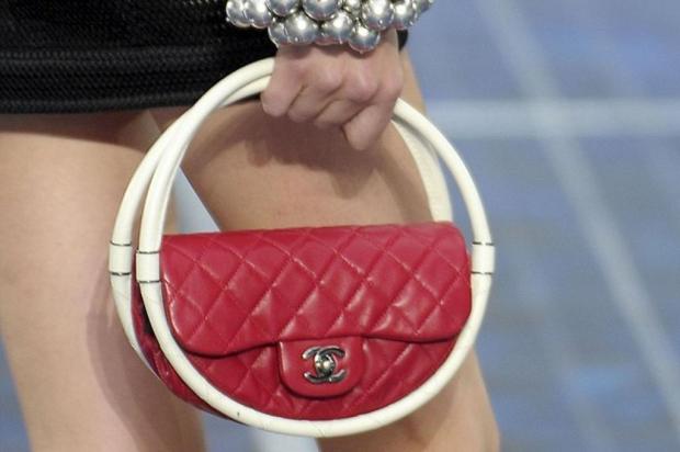 Chanel cria versão mini de bolsa gigante apresentada em desfile Divulgação/Chanel Chanel cria versão mini de bolsa gigante apresentada em desfile Divulgação/Chanel